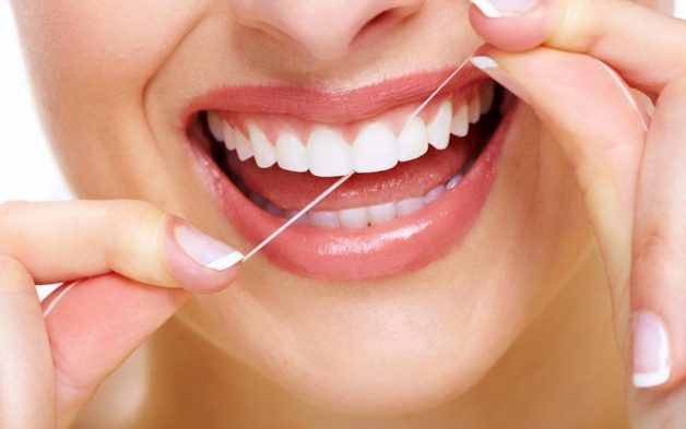 Ngoài việc đánh răng và dùng nước súc miệng, bạn nên kết hợp dùng thêm chỉ nha khoa để mang đến hiệu quả tối đa