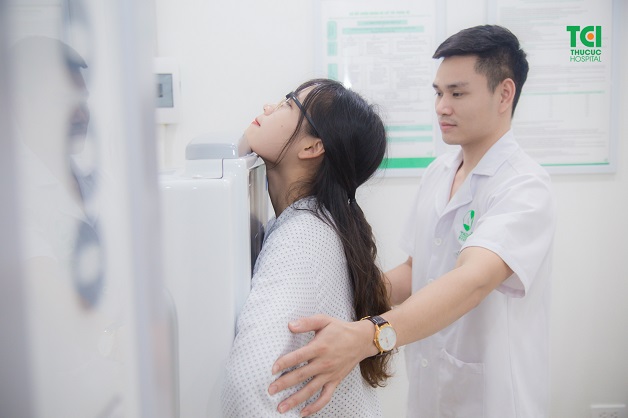 Để biết cách điều trị tình trạng rối loạn kinh nguyệt ở tuổi 17, các bạn gái nên tới gặp bác sĩ