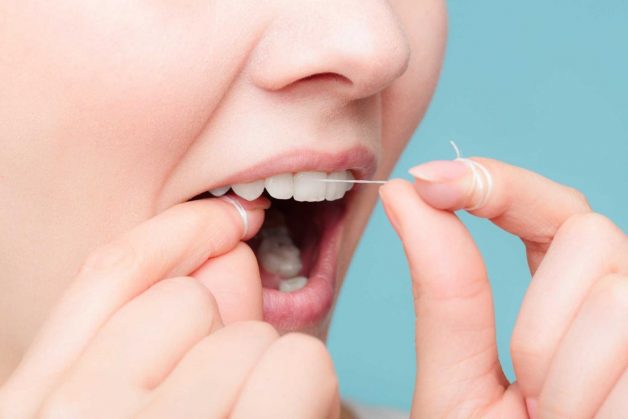 Bạn nên kết hợp dùng cả chỉ nha khoa để việc chăm sóc răng đạt hiệu quả cao