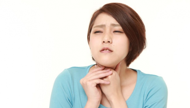 Khàn giọng, đau cổ là một trong những biểu hiện của hạt xơ dây thanh