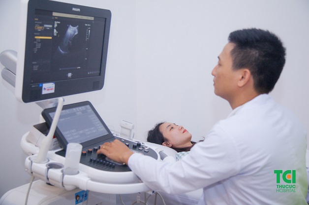 Khi bị rối loạn kinh nguyệt ở tuổi 20 các bạn gái nên tới bệnh viện để thăm khám