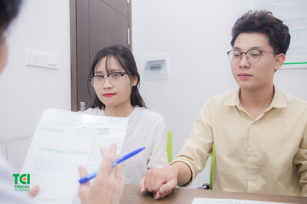 Khi đau xương mu trong 3 tháng đầu của thai kỳ, chị em nên tới bệnh viện để thăm khám