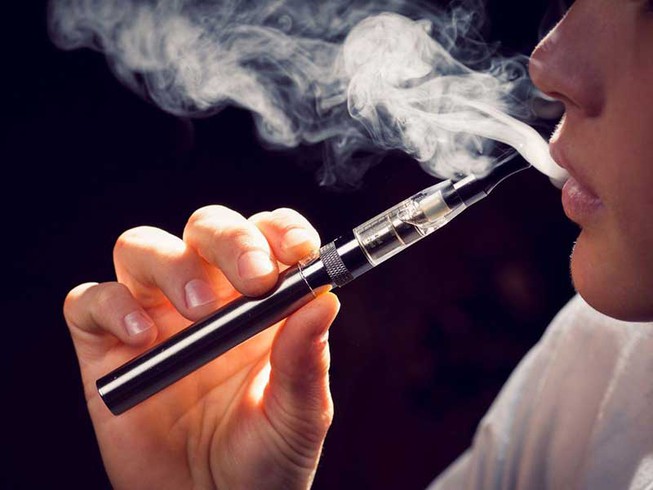 Hút thuốc là là một trong những nguyên nhân gây polyp thanh quản