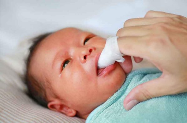 Mẹ nên thực hiện rơ lưỡi cho con hàng ngày