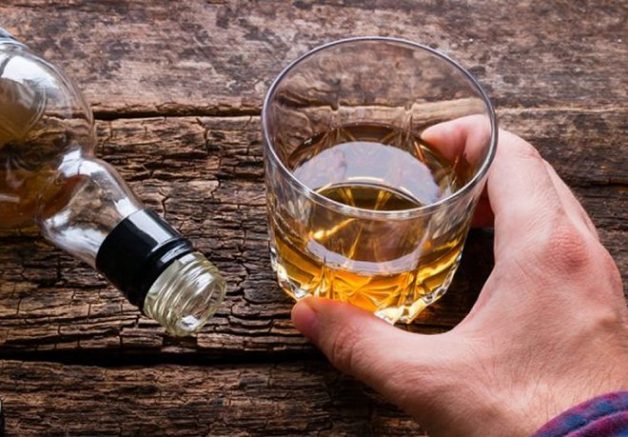 Rượu là một trong loại đồ uống được bác sĩ khuyên nên tránh để vết thương nhanh lành 