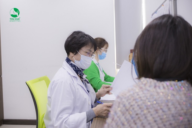 Sau khi cấy que tránh thai mà bị rong kinh, chị em nên tới gặp bác sĩ