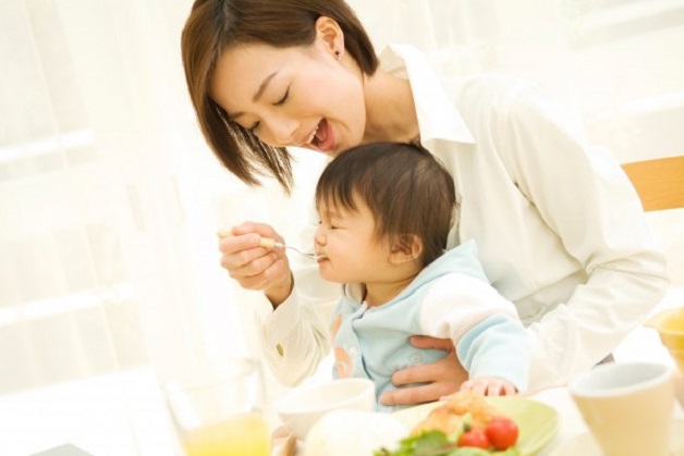 Khi con bị sốt siêu vi, mẹ nên cho con uống nhiều nước để bù nước