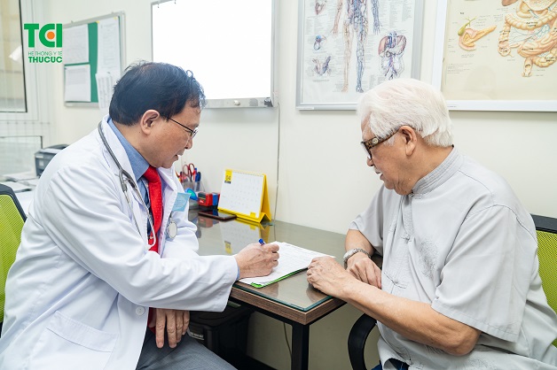 Nên kiểm soát tốt sức khỏe tim mạch của mình bằng cách thăm khám thường xuyên tại chuyên khoa tim mạch.