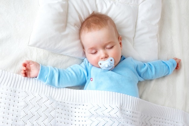 Để trẻ nằm một chỗ quá lâu là nguyên nhân khiến trẻ bị rôm sảy ở lưng