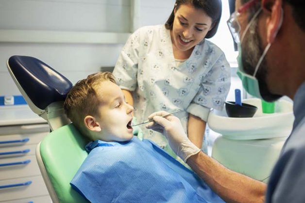 Khi trẻ bị nhiễm nấm, mẹ nên đưa con đến các cơ sở y tế để thăm khám và được bác sĩ điều trị