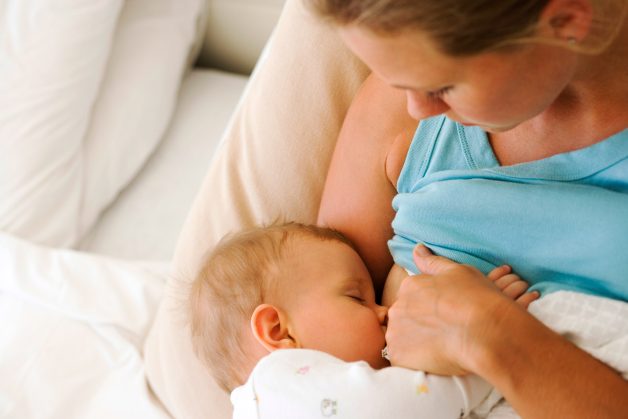 Người mẹ bị nhiễm nấm Candida có thể truyền cho con khi cho trẻ bú