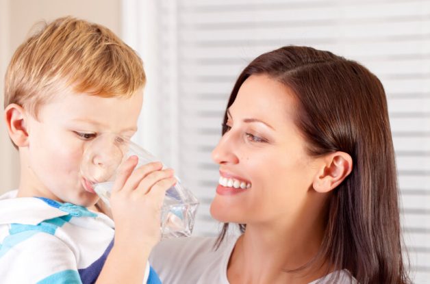 Cho con uống nhiều nước vì khi đủ nước sẽ giúp con giảm bớt được cơn đau