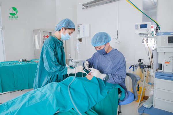 Việc cấy ghép Implant cần được thực hiện trong môi trường vô trùng, vì vậy hãy chọn các cơ sở y tế uy tín với hệ thống trang thiết bị cao cấp và tiệt khuẩn