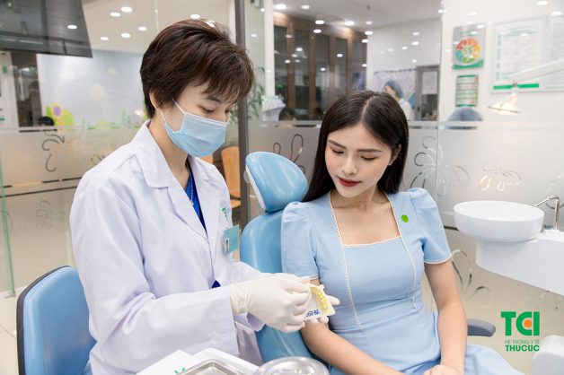 Khách hàng được tư vấn kỹ về các loại răng sứ, trong đó có răng sứ Cercon để có lựa chọn phù hợp nhất với bản thân.