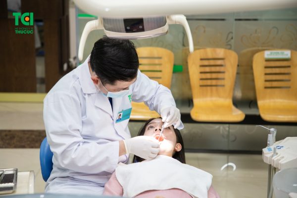 Bạn nên thăm khám nha khoa định kỳ 6 tháng/lần để đảm bảo răng miệng phát triển khoẻ mạnh.