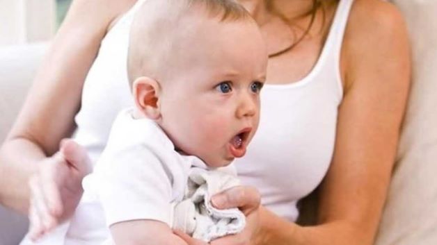 Sau từ 5 đến 10 ngày kể từ khi tiếp xúc với mầm bệnh, người bệnh sẽ có các triệu chứng: ho, sốt, cảm lạnh, đau họng...
