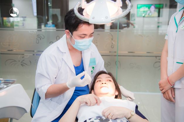 Khi bị viêm cuống răng, người bệnh thường có các biểu hiện như: mệt mỏi, sốt cao trên 38 độ C