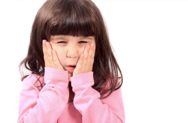 Hơi thở có mùi khó chịu là triệu chứng của viêm lợi