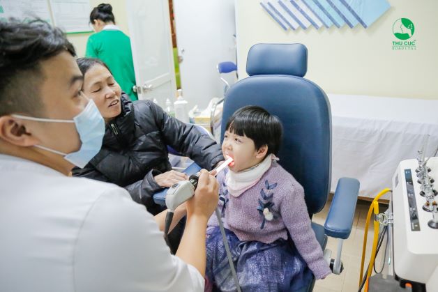 Bạn có thể đưa ra đến bệnh viện hoặc các phòng khám Nha khoa để trẻ được lấy khám và lấy cao răng.