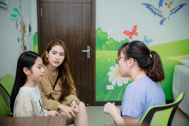 Cha mẹ cần đưa trẻ đi khám Nha khoa định kỳ ít nhất 1 năm 2 lần. 
