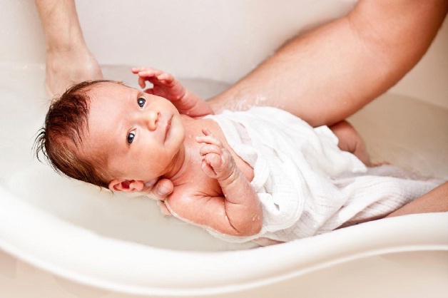 Bố mẹ hãy tắm rửa cho trẻ sạch sẽ khi con bị rôm sảy
