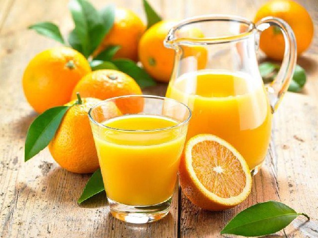 Bố mẹ nên cho trẻ uống nước cam khi bị sốt