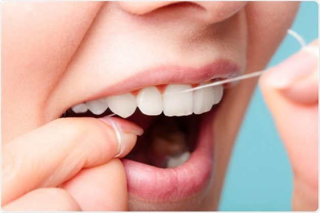 Ngoài việc đánh răng, cần dùng nước súc miệng và chỉ nha khoa để làm sạch răng miệng toàn diện