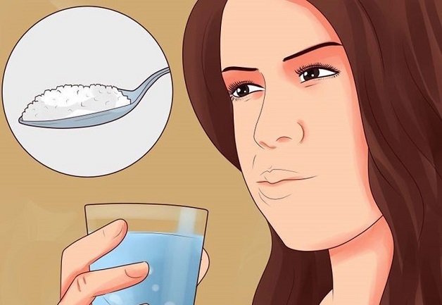 Súc miệng nước muối hàng ngày là cách chữa khan tiếng hiệu quả được nhiều người áp dụng