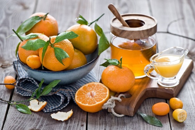 Vitamin E trong mật ong kết hợp với hàm lượng vitamin C dồi dào trong chanh, quất có khả năng kháng khuẩn, làm dịu cổ họng nhanh chóng và đồng thời cải thiện dây thanh quản.
