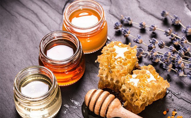 Mật ong đứng đầu trong danh sách những thực phẩm chữa hiệu quả nhiệt miệng ở trẻ em do tính kháng khuẩn, chống viêm tốt và dễ uống.