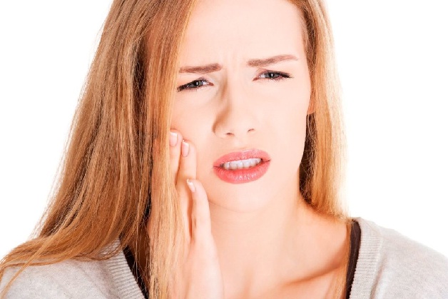 Có nhiều nguyên nhân gây ra bệnh viêm loét niêm mạc miệng