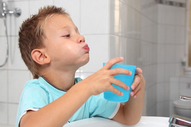 Súc miệng nước muối sinh lý vệ sinh họng mỗi ngày là cách tốt nhất phòng ngừa bệnh lý tai mũi họng trong đó có viêm quanh amidan