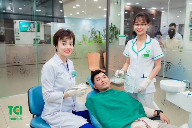 Với hàn răng trực tiếp, bác sĩ chỉ cần vệ sinh sạch sẽ răng cần trám và cho vật liệu trực tiếp vào khoảng trống cần hàn và tiến hành hàn trám răng thẩm mỹ.