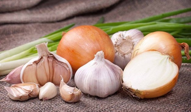 Hành, tỏi... là những loại thực phẩm nổi tiếng gây hôi miệng.