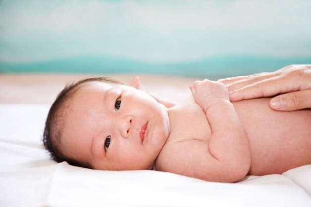 trẻ bị nổi mẩn ngứa