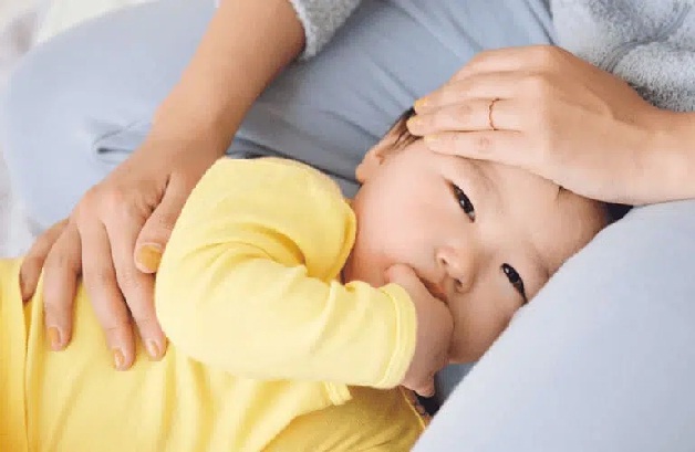 Khi con bị sốt co giật, bố mẹ nên cho con nằm nghiêng