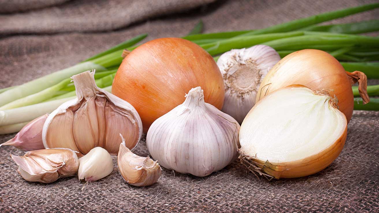 Một số thức ăn nhiều hành tỏi có thể gây hôi miệng sau khi dùng
