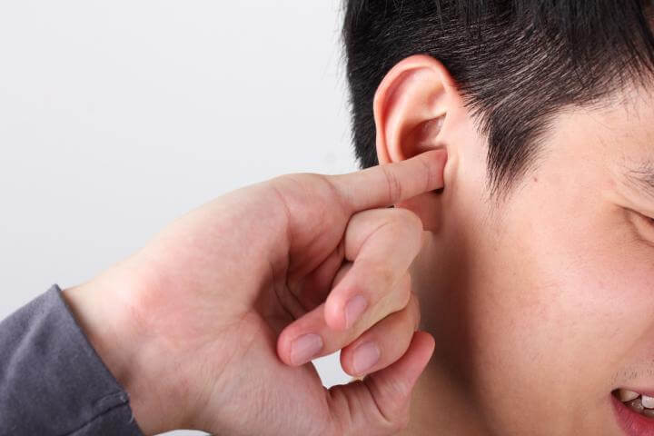 Ngứa tai do nấm là triệu chứng phổ biến nhất