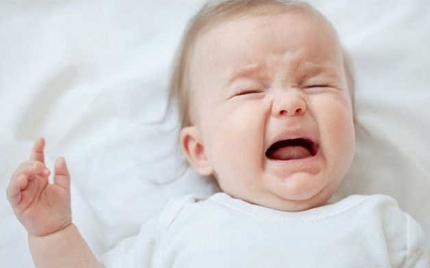 Khi mọc răng, nướu của bé sẽ sưng lên và đau khiến bé khó chịu