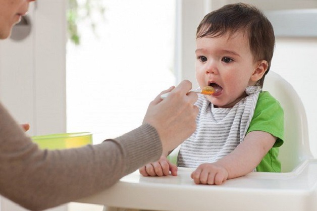 Khi trẻ bắt đầu mọc răng mà bị sốt sẽ khiến những người chăm sóc như cha mẹ hay ông bà vô cùng lo lắng