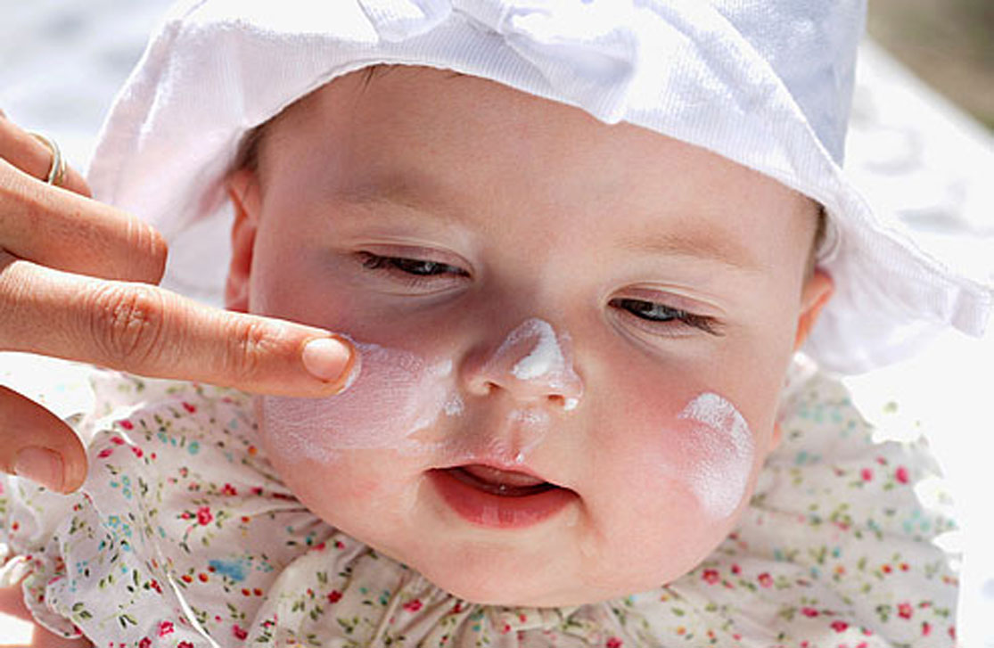 Các sản phẩm chăm sóc da có thể gây kích ứng khiến trẻ nổi mẩn đỏ