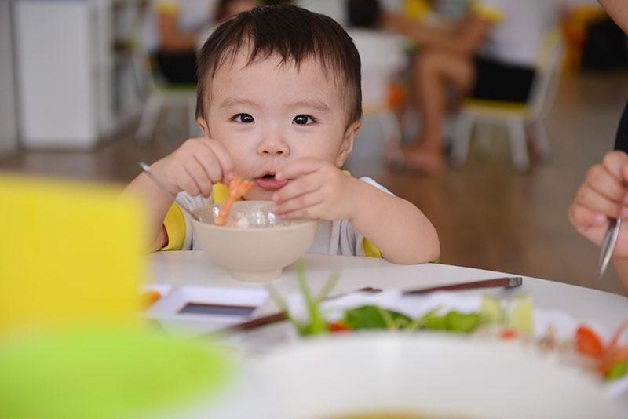Thiết kế chế độ ăn uống lành mạnh để phòng ngừa viêm lợi ở trẻ em 2 tuổi