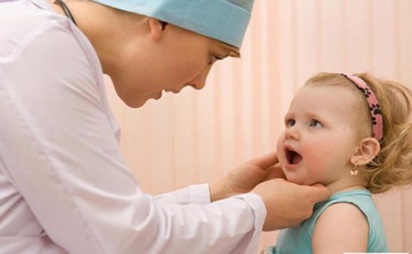 Cần đưa trẻ đi khám bác sĩ sớm nhất khi bị trào ngược dạ dày