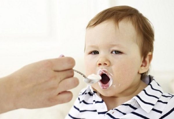 Trào ngược dạ dày ở trẻ 2 tuổi xuất hiện đa số do nguyên nhân sinh lý