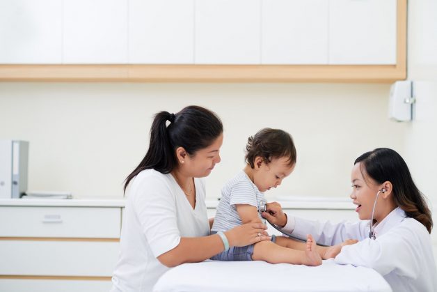 Khi xuất hiện hiện tượng bất thường mẹ nên đến thăm khám tại các bệnh viện uy tín, thay vì tự chữa hay đoán bệnh của con mẹ nh
