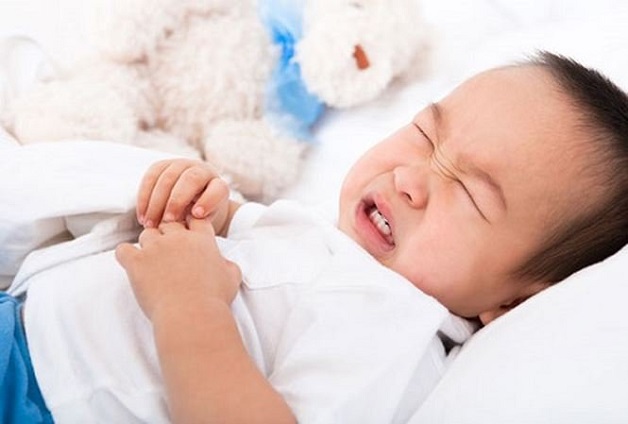 Con bị chướng bụng, khó tiêu, đau bụng... là nguyên nhân hay khiến trẻ quấy khóc.