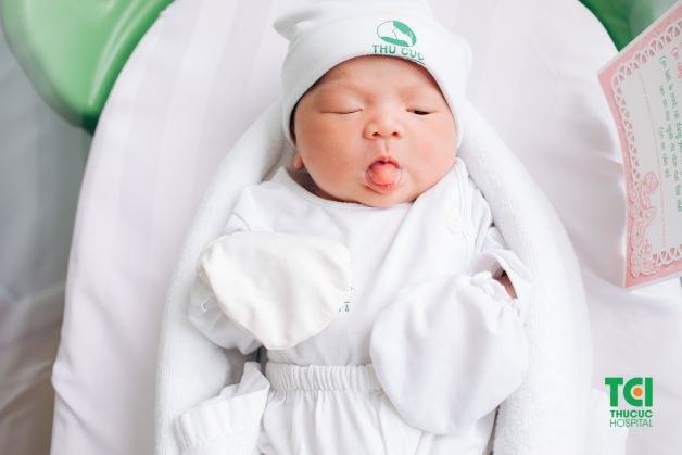 Nếu được nuôi bằng sữa mẹ thì số lần đi ngoài mỗi ngày của trẻ thường là khoảng 8 – 10 lần.