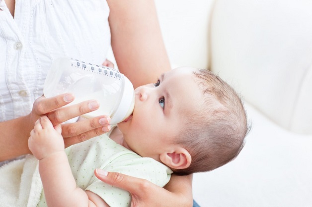 Nếu mẹ nhận thấy trẻ uống sữa công thức và bị táo bón, mẹ nên đổi sang loại sữa bột khác phù hợp với cơ thể của con