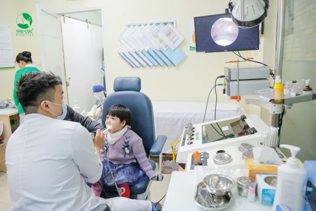 Trẻ sốt mọc răng hàm còn có dấu hiệu là tiêu chảy, phân lỏng, nếu trẻ đi ngoài liên tục, mất nước nhiều, cha mẹ cần đưa con đến viện để được theo dõi và điều trị kịp thời.