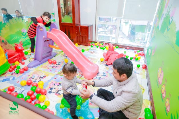 Trong thời kỳ trẻ mọc răng hàm, trẻ sẽ có cảm giác đau nhức, khó chịu